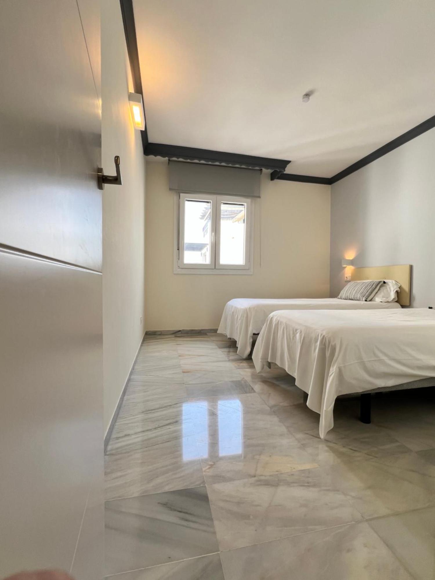Puerto Banus. Urb Jardines del Puerto. Apartment for up to 6 Marbella Exterior foto