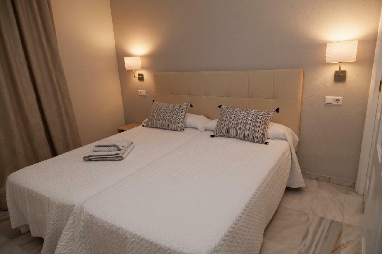 Puerto Banus. Urb Jardines del Puerto. Apartment for up to 6 Marbella Exterior foto